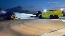 Avião de passageiros pega fogo ao pousar em Miami
