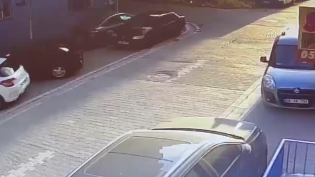 Aynı eve 2 kez giren hırsızlar, çaldıkları malzemeleri aynı evden anahtarını çaldıkları kamyonete yükleyerek kaçtı