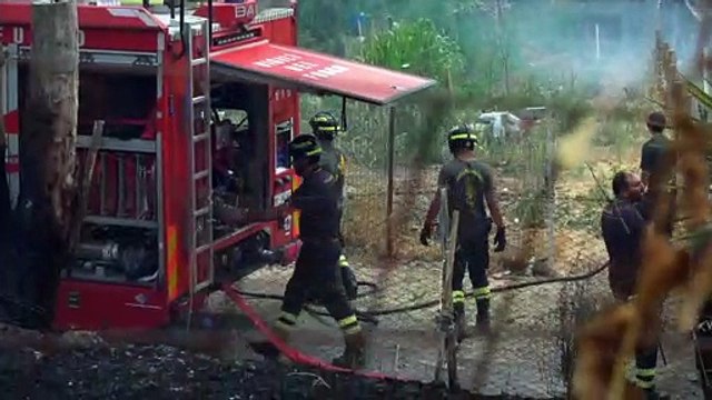 Vasto incendio a Roma: anche i residenti scendono in strada con secchi d'acqua per domare le fiamme