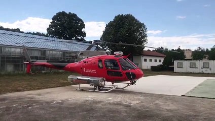 Un helicóptero de los servicios de emergencia despega para sofocar un incendio en Navarra