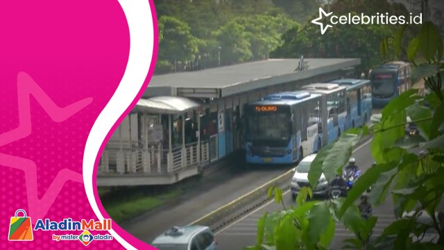 HUT Ke-495, Naik TransJakarta Gratis Warga Antusias Keliling Jakarta