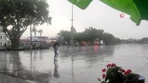 Bandırma'da ani bastıran yağmur etkili oldu