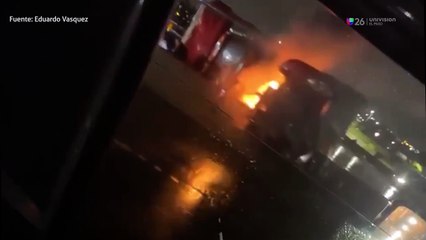 VIDEO: Camión se prende en llamas tras volvarse en la I-10 de El Paso