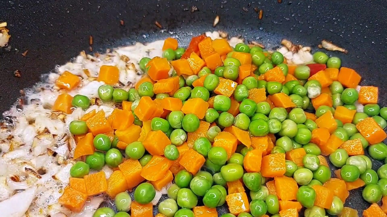 الأرز بالخضار حاجه كدا مغذيه جدا  رووووعه ومناسب جنب جميع الاكلات
