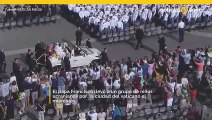El Papa Francisco llevó a 3 niños refugiados ucranianos en su Papamóvil en la Ciudad del Vaticano el miércoles