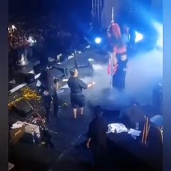 Ünlü şarkıcının talihsiz anları: Dansçısını taşımak isterken düştü!