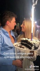 Amigos hacen pesada broma a joven al revelar que será papá