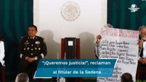 Increpan a Luis Cresencio Sandoval; “dónde están los desaparecidos y los culpables”, le reclaman