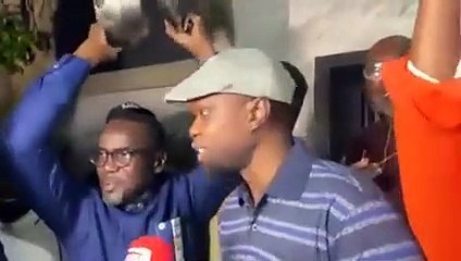 Concert de casseroles : couvercles à la main, Ousmane Sonko manifeste devant sa maison