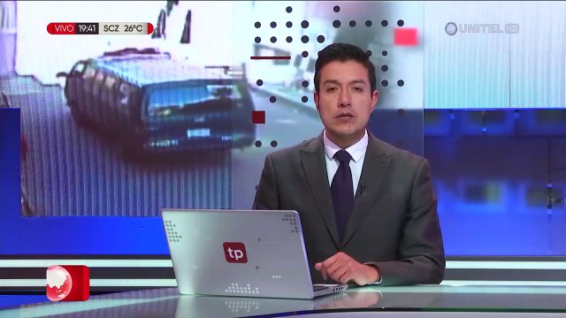 Cámaras de seguridad registran la caída de un muro sobre dos vehículos en El Alto