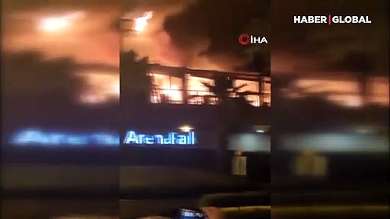 Alışveriş merkezinde yangın! Kısa sürede büyüdü