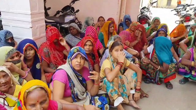 जलसंकट को लेकर जताया गुस्सा, जलदाय कार्यालय में पार्षद के नेतृत्व में लोगों ने दिया धरना