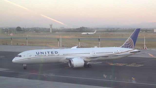 United Airlines 787-9 Landing Cape Town International Airport 4K