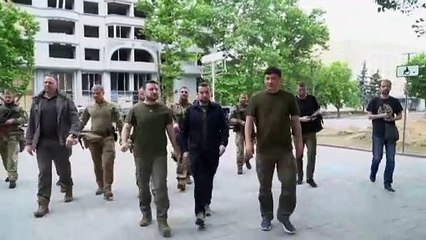 روسيك تدك في شرق أوكرانيا.. وزيلينسكي يناشد مده بأسلحة ثقيلة وبعضوية الاتحاد الأوروبي