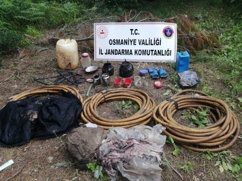 Son dakika haberi... Amanos Dağları'nda teröristlerin kullandığı sığınakta yaşam malzemesi bulundu