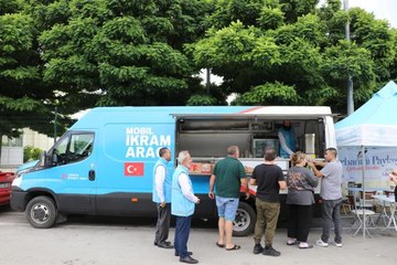 Türkiye Diyanet Vakfı yurda gelen gurbetçileri Kapıkule'de ikramlarla karşılıyor