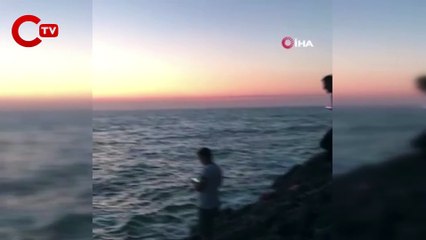 Denizin ortasında dakikalarca yaşam savaşı verdi