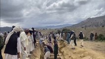 Cavan cientos de fosas para enterrar a sus muertos en Afganistán