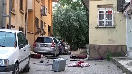 Elinde bıçakla balkona çıktı, 1 saat boyunca eline geçeni aşağı attı