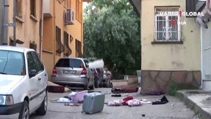 Sinir krizi geçirdi! Eline ne geldiyse balkondan sokağa attı