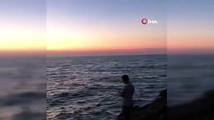 Denizin ortasında dakikalarca yaşam savaşı verdi