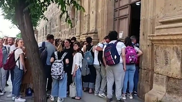Maturità, scatta la seconda prova scritta predisposta dalle scuole: volti sereni all'ingresso