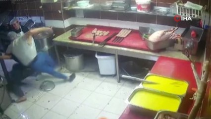 Restoran çalışanları mutfak malzemeleri ile birbirine saldırdı
