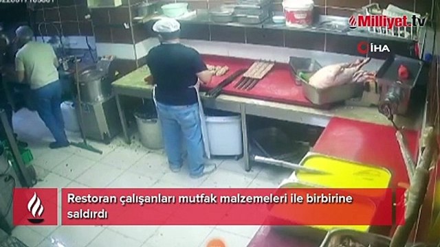Restoran çalışanları mutfak malzemeleri ile birbirine saldırdı