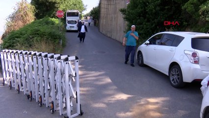 Mahmut Ustaosmanoğlu'nun haberini alanlar Beykoz'daki evinin önünde toplanmaya başladı