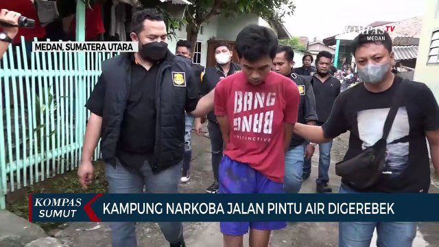 Personel Polrestabes Medan Gerebek Kampung Narkoba di Jalan Pintu Air