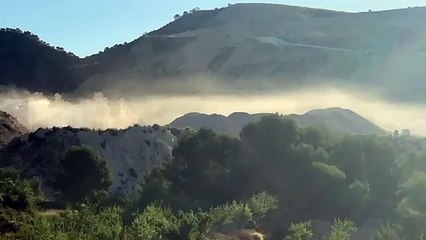 Polvo generado por el molino de la empresa cantera Colina Cimar, grabado desde Casas Ríos, en Peña Zafra de Abajo.