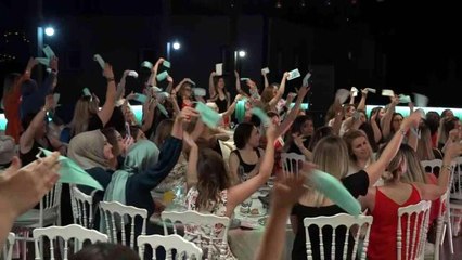 Kadınlar matinede mendil yerine maske salladı