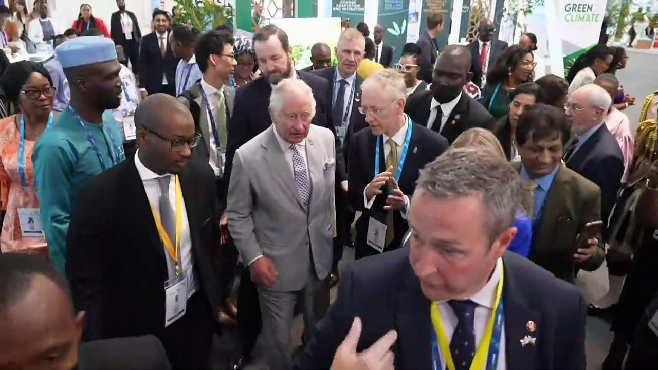 Charles tours Commonwealth Business Forum Exhibition