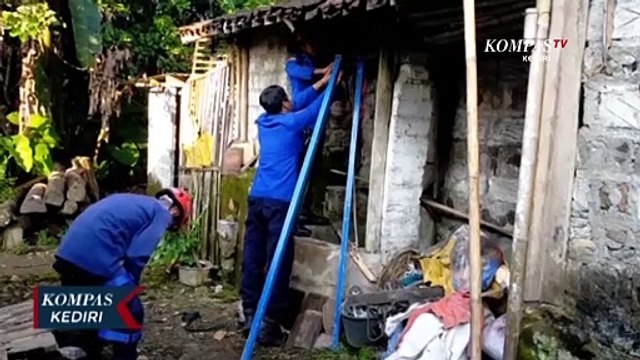 Dramatis! Petugas Damkar Evakuasi Kucing Dari Dalam Sumur