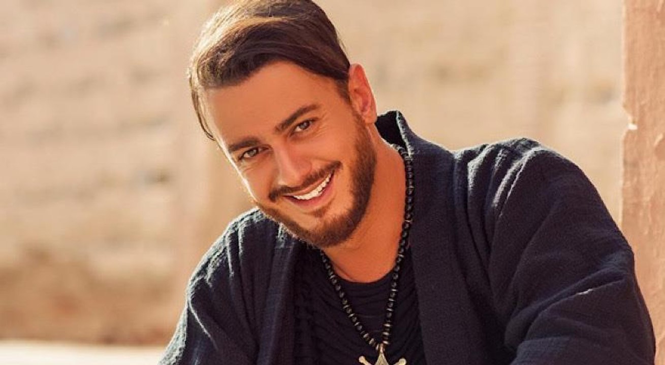 سعد لمجرد من أمام الكعبة برفقة والدته يؤديان مناسك العمرة