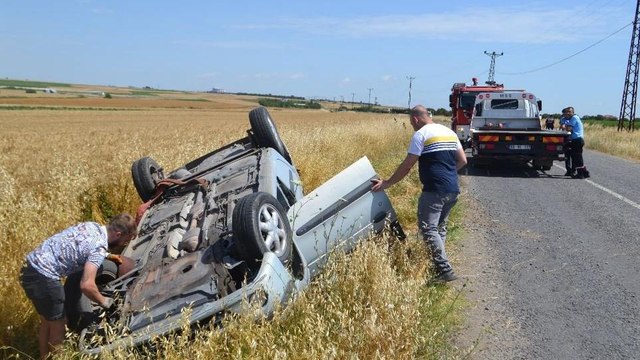 Eşek arısının camından girdiği otomobil takla attı: 3 yaralı