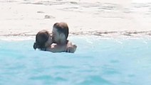 Şarkıcı Taylor Swift, denizde sevgilisiyle öpüşürken görüntülendi