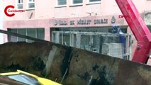 Fatih'te yıkılan binadan demir parça düştü