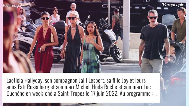 Laeticia Hallyday : Robe fendue, dos nu et profond décolleté pour une virée à Saint-Tropez
