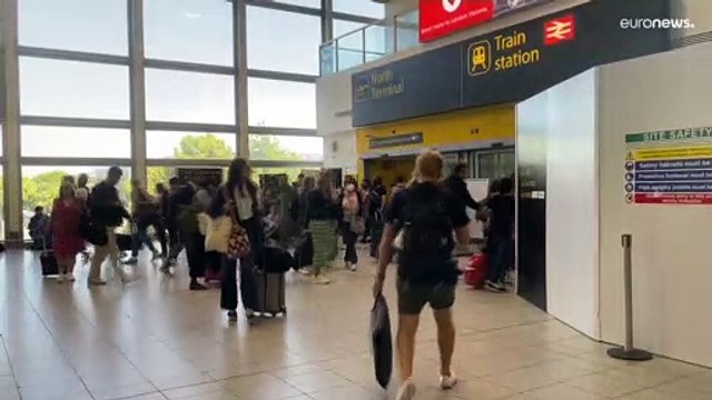 شاهد: تواصل إضراب عمال السكك الحديدية البريطانية يشل حركة القطارات والنقابات تحذر من المزيد