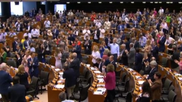 Ue, ovazione degli eurodeputati dopo voto su candidatura di Kiev