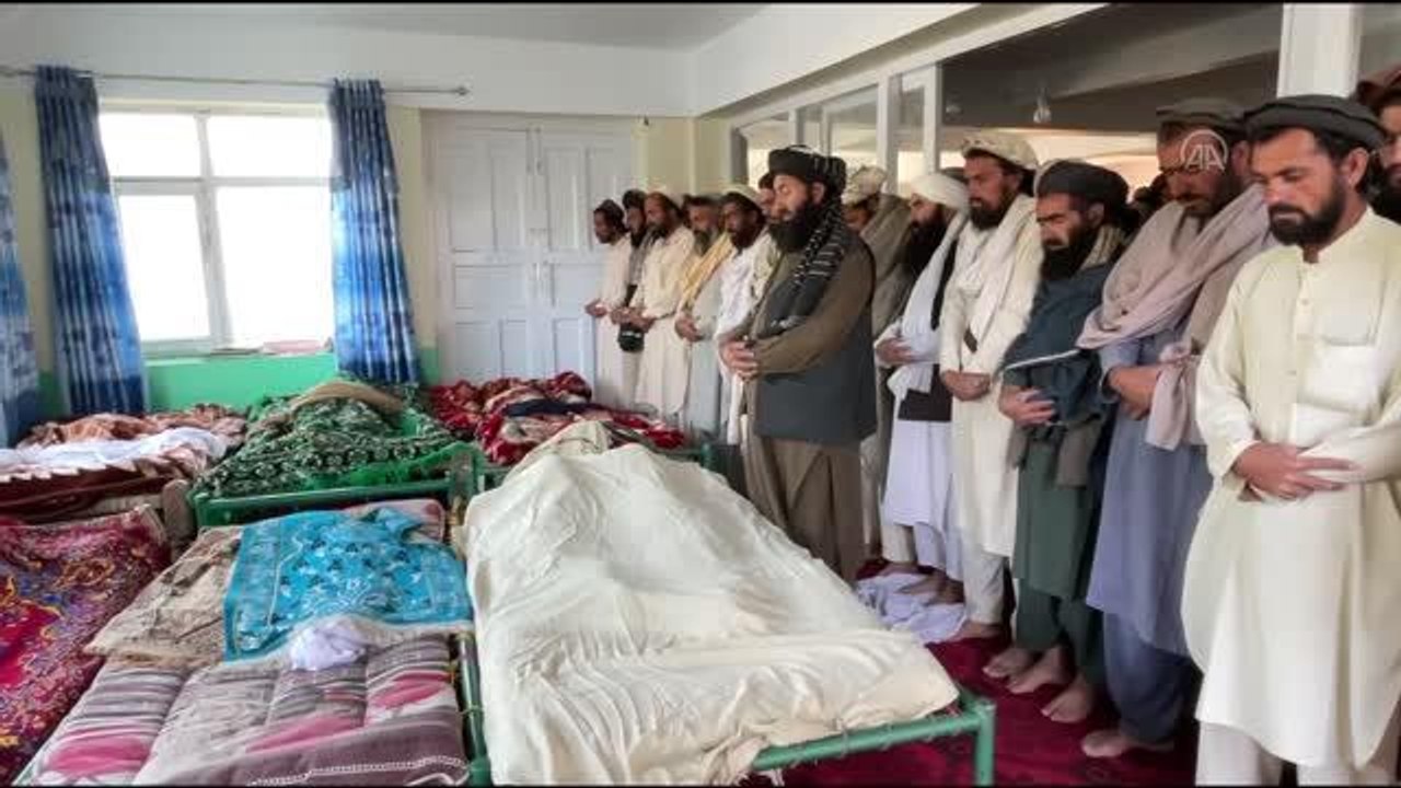 Afganistan'daki depremde yaşamını yitirenlerin defin işlemleri sürüyor