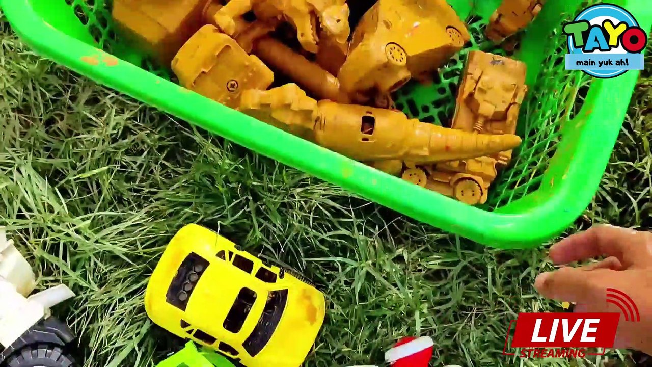 Membersihkan Mainan Truk Tangki, Kereta Api, Truk Molen, Mobil Balap, Tractor, Bus Tayo, School Bus