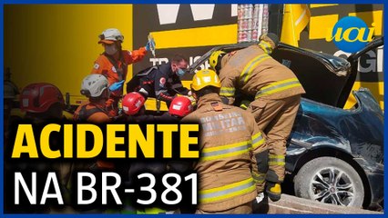 Batida na BR-381 deixa casal preso às ferragens