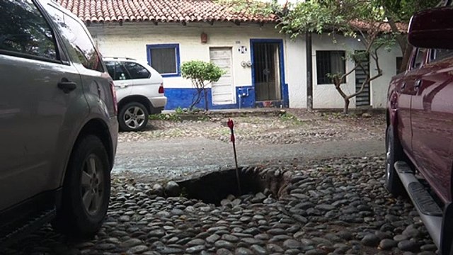 Se abre peligroso socavón en la calle republica de chile | CPS Noticias Puerto Vallarta