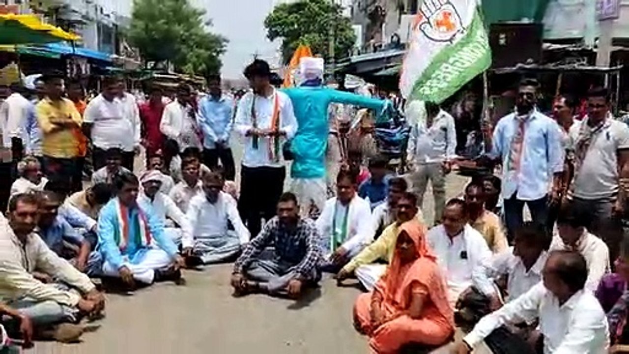 युवक कांग्रेस ने जलाया पीएम का पुतला