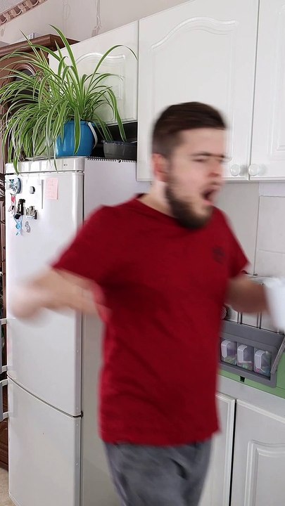 أكبر غلطه عملها لما دخل المطبخ | The biggest mistake is that he went into the kitchen.