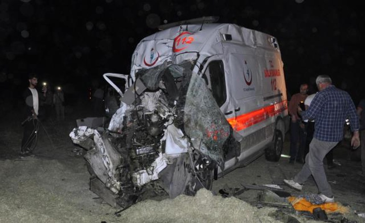 Ambulans ile traktörün çarpışması sonucu 5 kişi yaralandı
