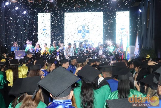 Colação de grau do Centro Universitário Santa Maria é marcada por fortes emoções em Cajazeiras