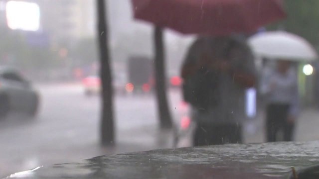 [날씨] 장마 시작부터 물 폭탄...아침까지 남부 국지성 호우 / YTN